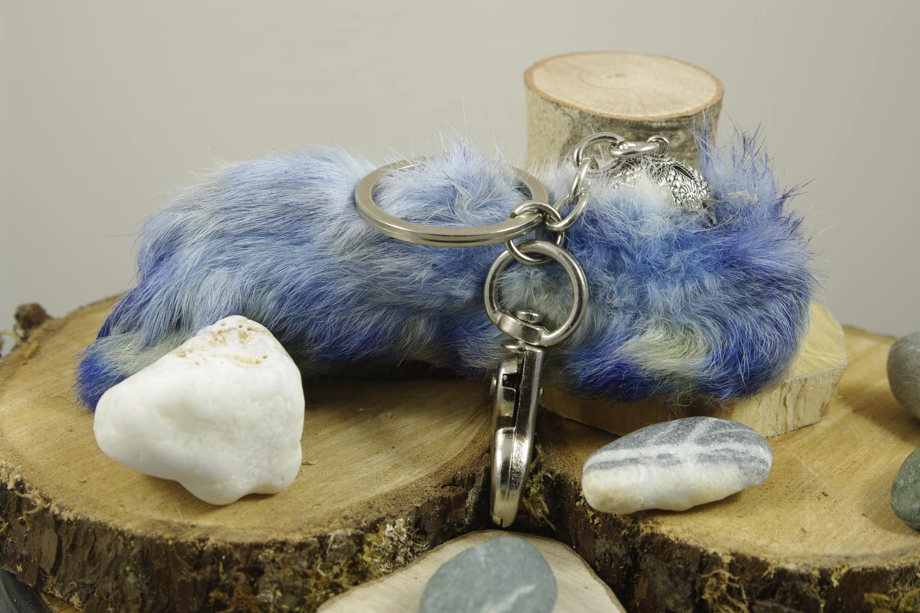 Porte Bonheur, Grigri, patte de lapin véritable, porte-clef, teintée bleu, vert.  Attache type homard.  12cm