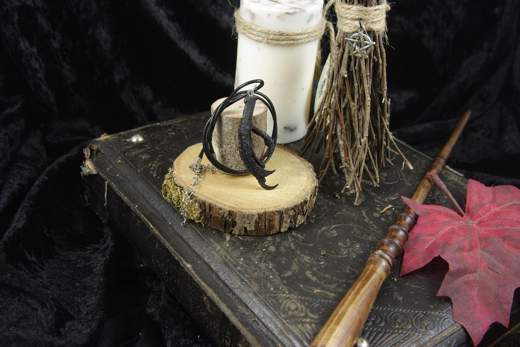 Grigri pendentif patte de Corbeau véritable  Traitée et teintée noir   Cordon + chaînette de 43cm  Patte 5.5cm - 5g