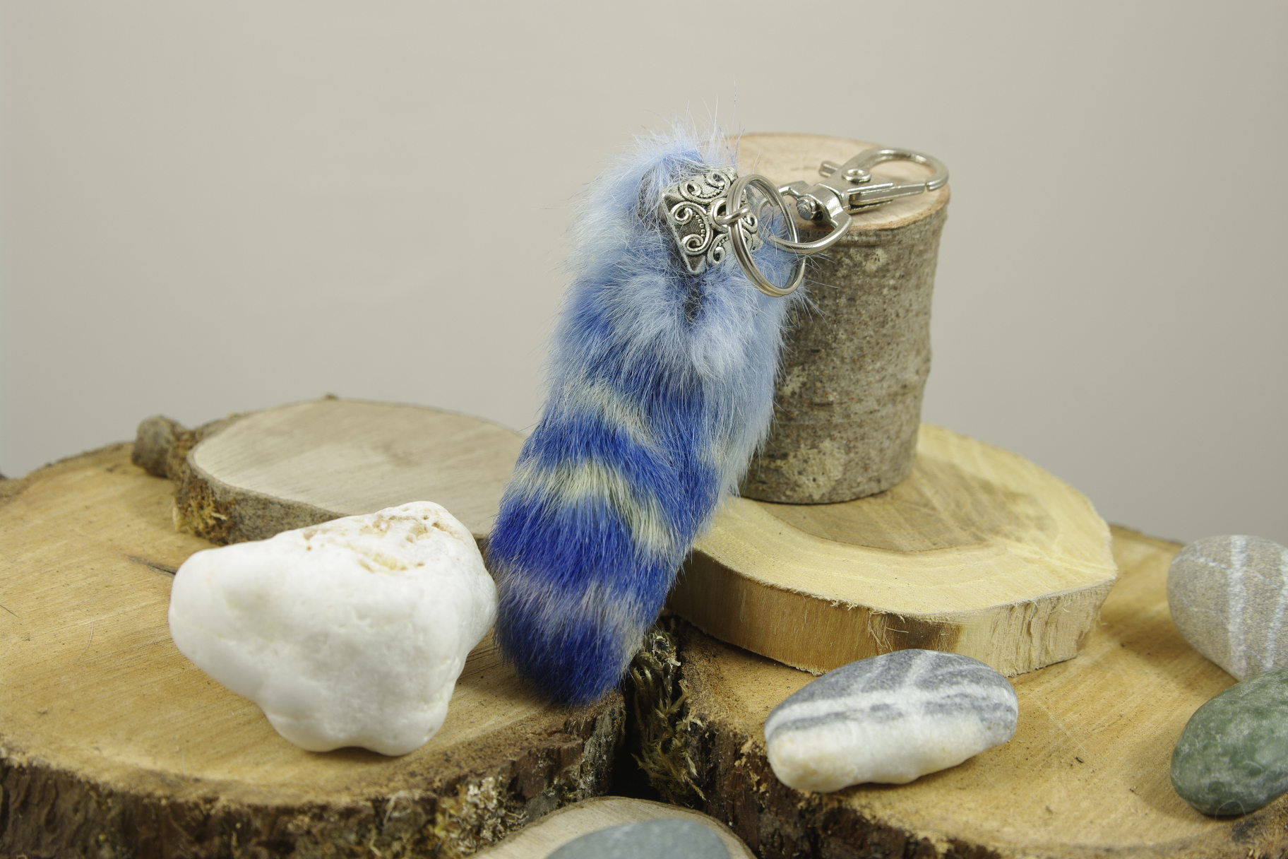 Porte-bonheur grigri patte de lapin véritable, porte-clefs, teintée  bleu et vert clair.  Attache type homard.  6cm