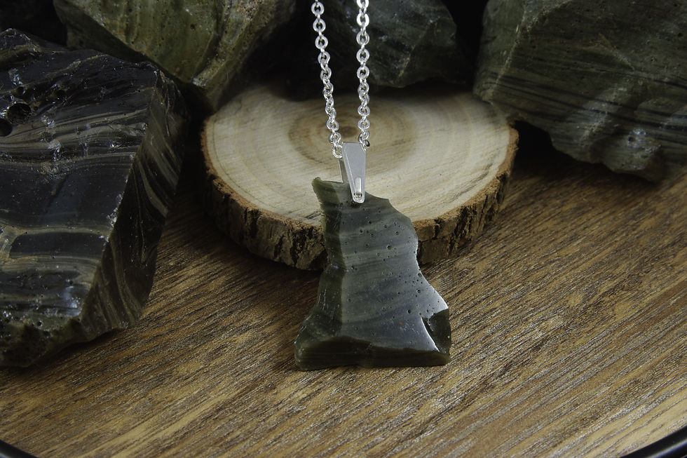 Pendentif "Eclats du Moulin du Fourneau" réalisé en laitier de fonderie, taillé par nos soins (face peau et arrêtes polies).