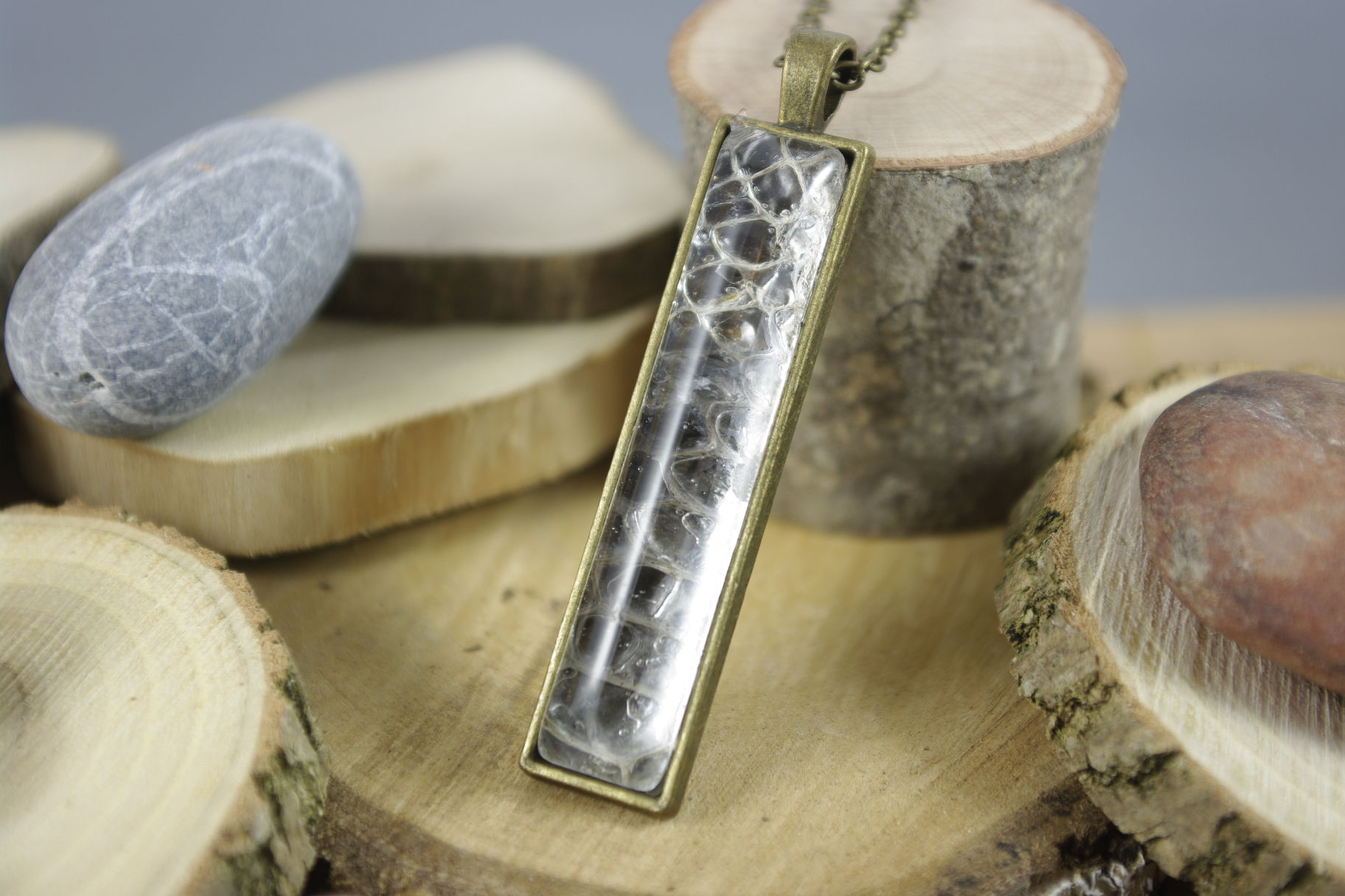 Pendentif rectangulaire mue de serpent véritable, Eclats de Célarys, teinte naturelle, Artisanat Français