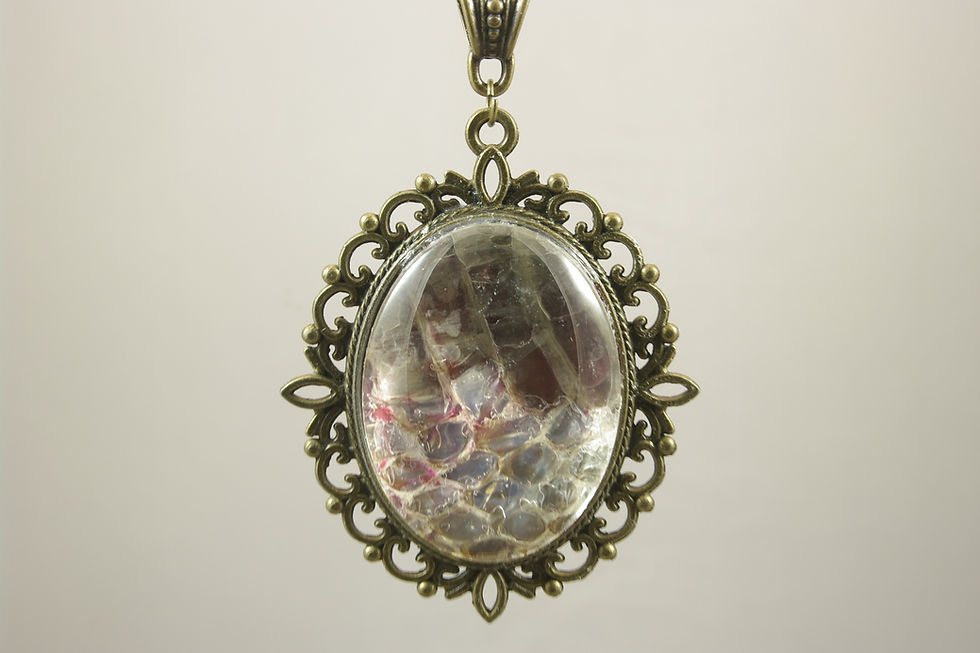 Pendentif ovale mue de serpent véritable, Eclats de Célarys, teintée rouge, Artisanat Français. vue 2