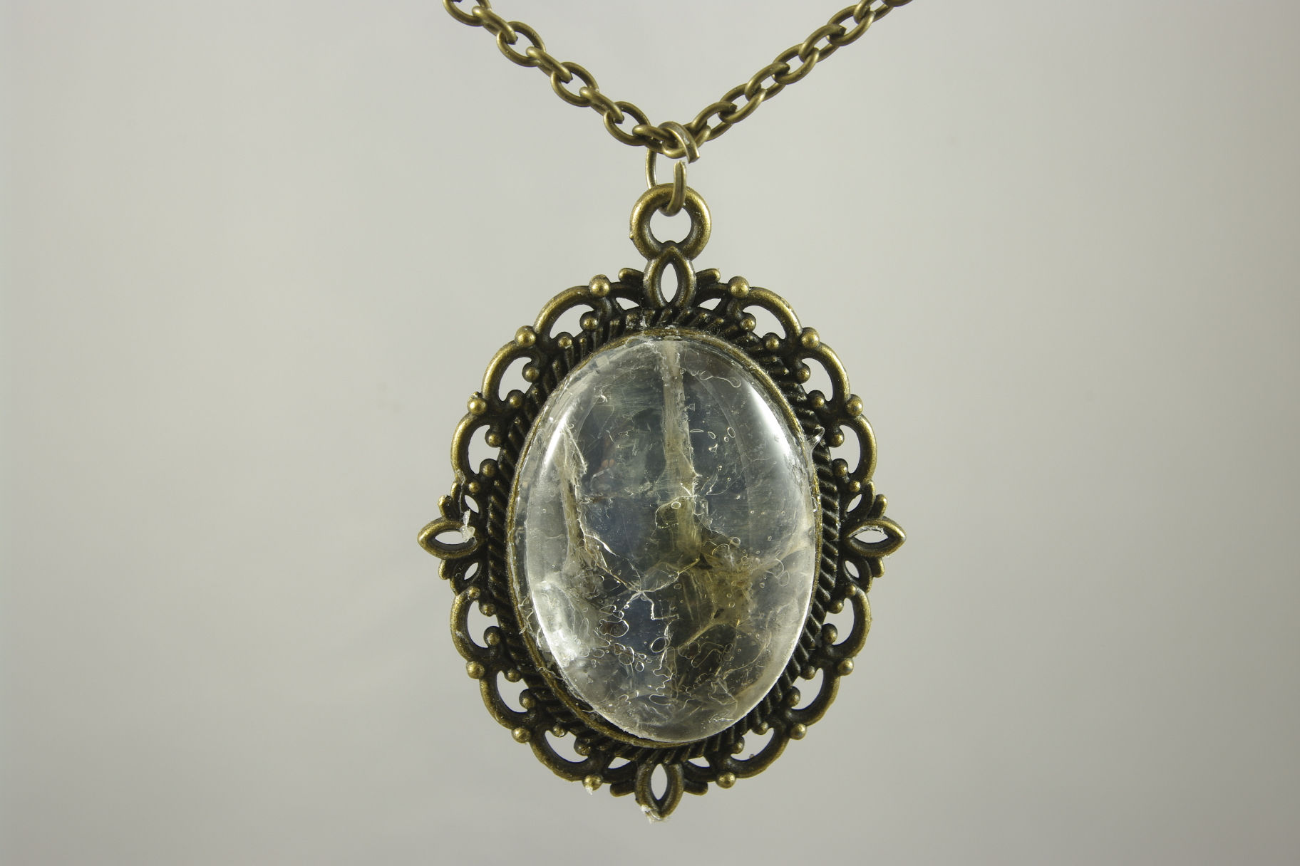 Pendentif ovale mue de serpent véritable, Eclats de Célarys, teintée noir, Artisanat Français.