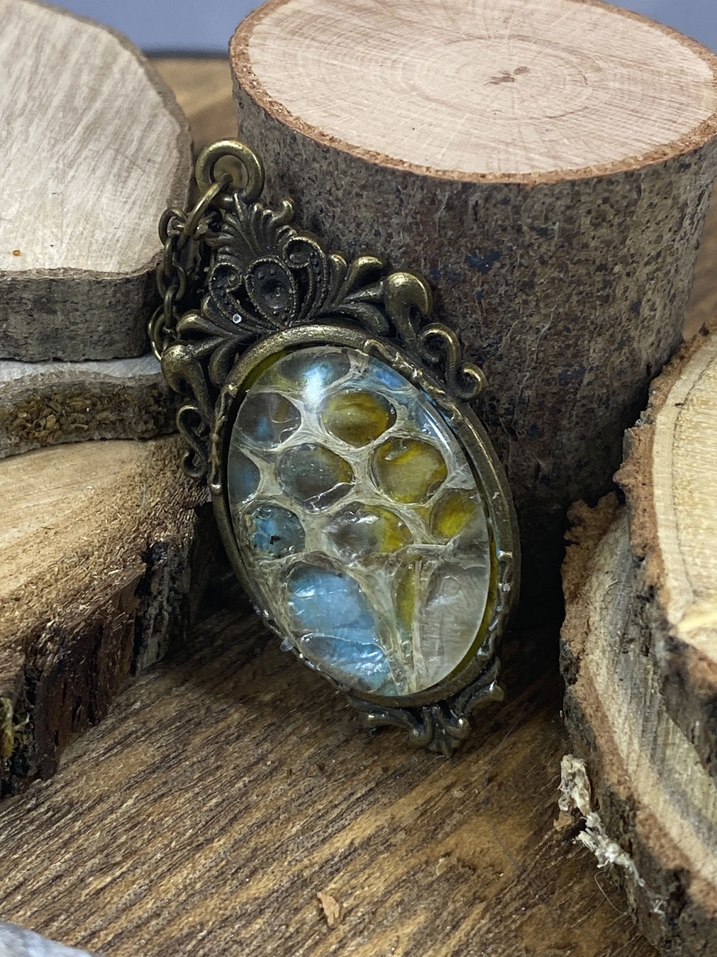 Pendentif ovale mue de serpent véritable, Eclats de Célarys, teintée jaune, bleu, Artisanat Français.