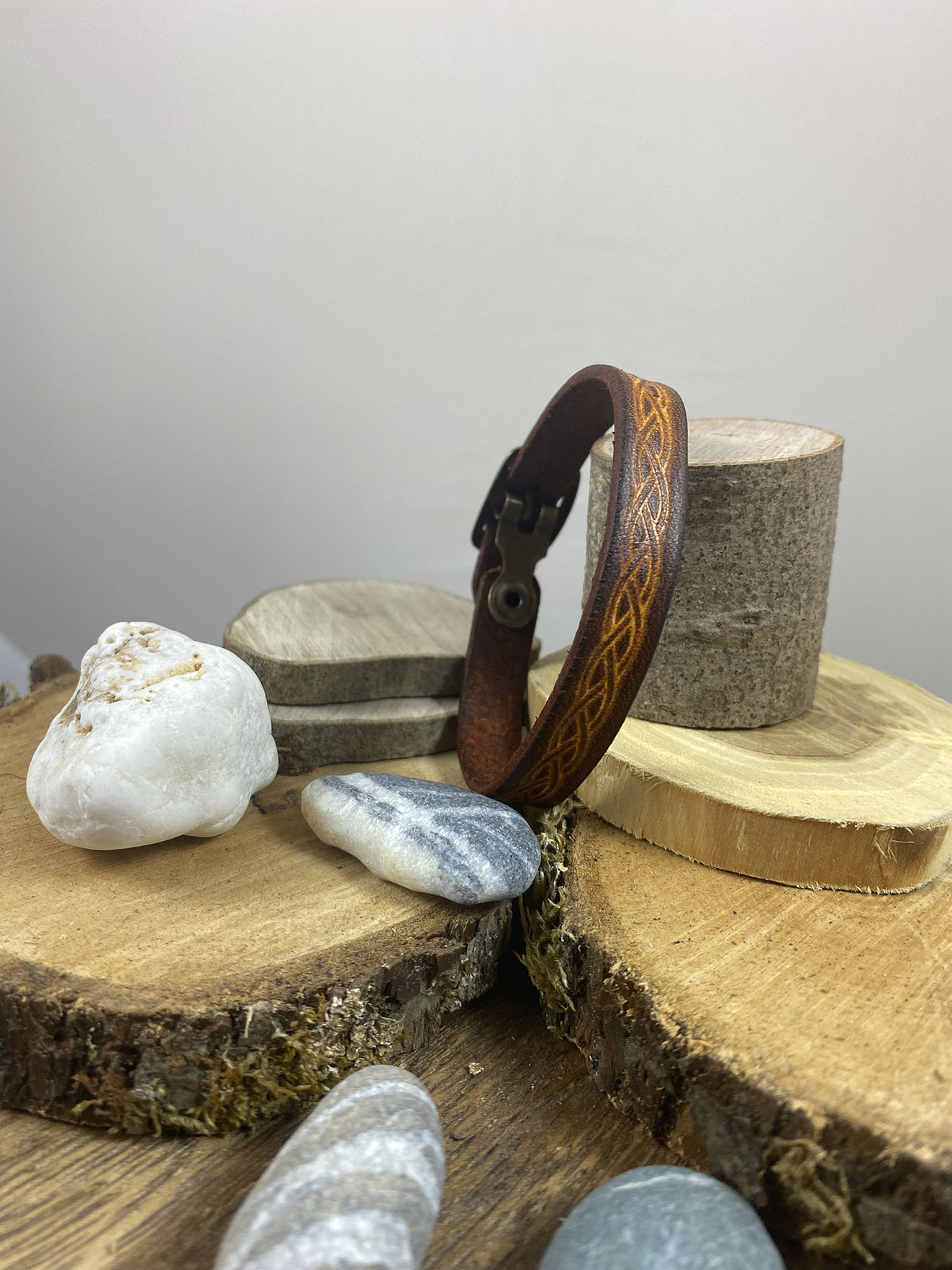 Bracelet Cuir Embossé Modèle Enfant Artisanal Français Taille réglable, boucle à chape  Largeur 1cm  Teinté marron clair