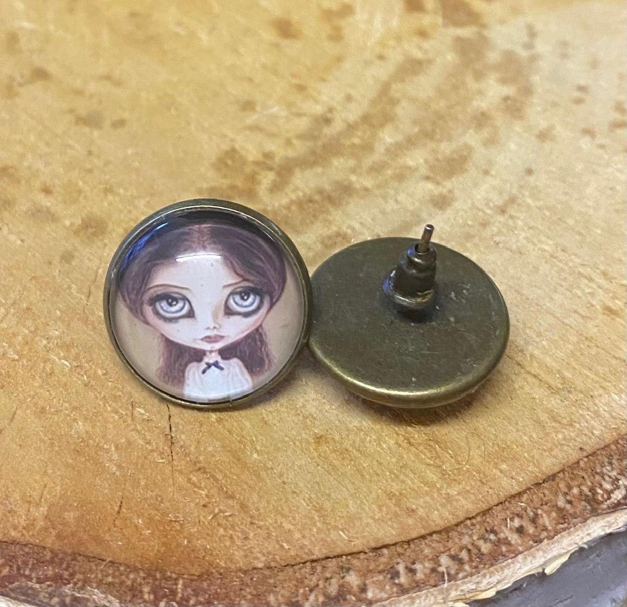 Boucles d'oreilles Poupée de Sorcelaine "Lil Sorcelaine XIX"  La paire.  Couleur bronze antique de 1.9cm de diam