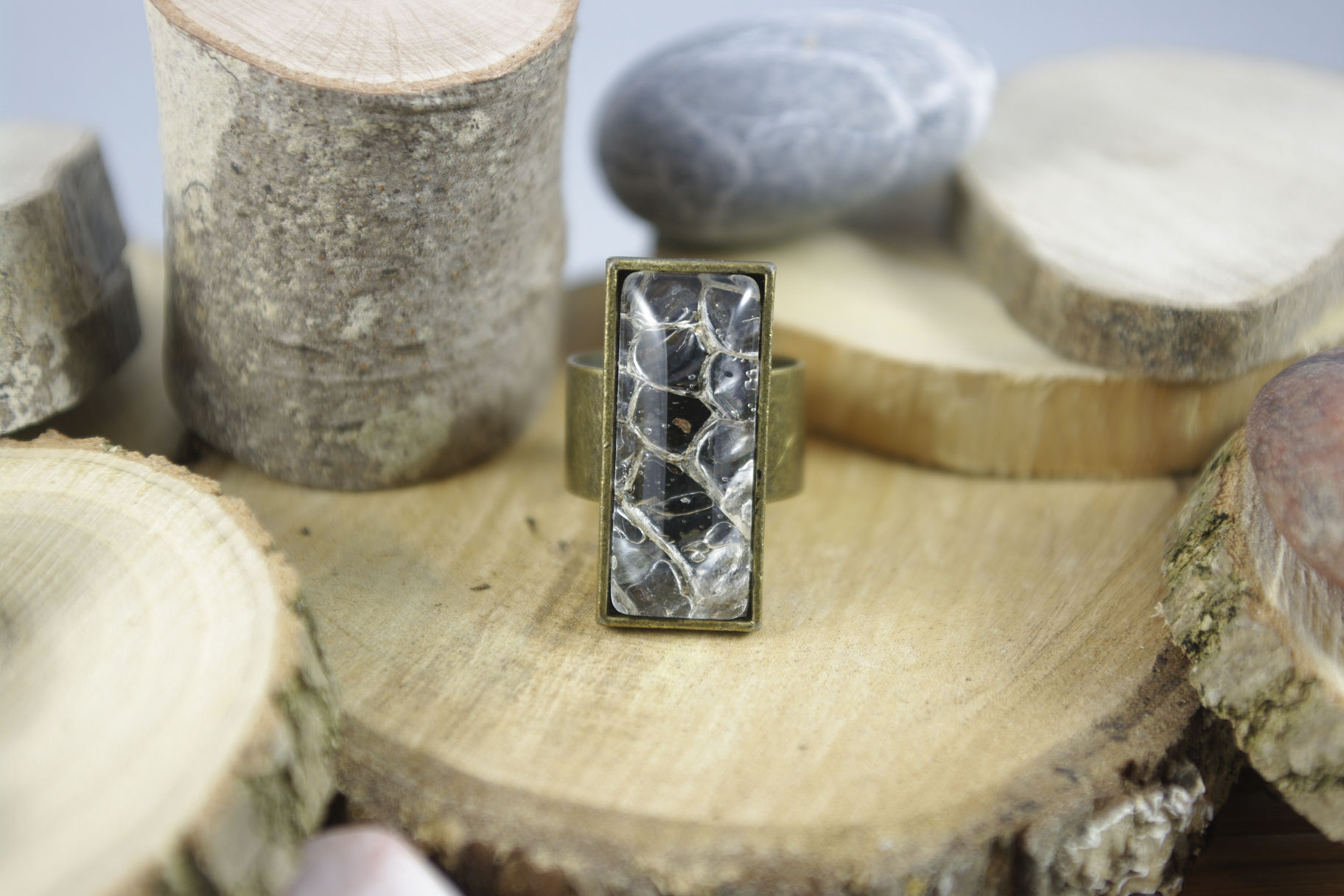 Bague rectangulaire mue de serpent véritable, Eclats de Célarys, teintée noir, Artisanat Français.