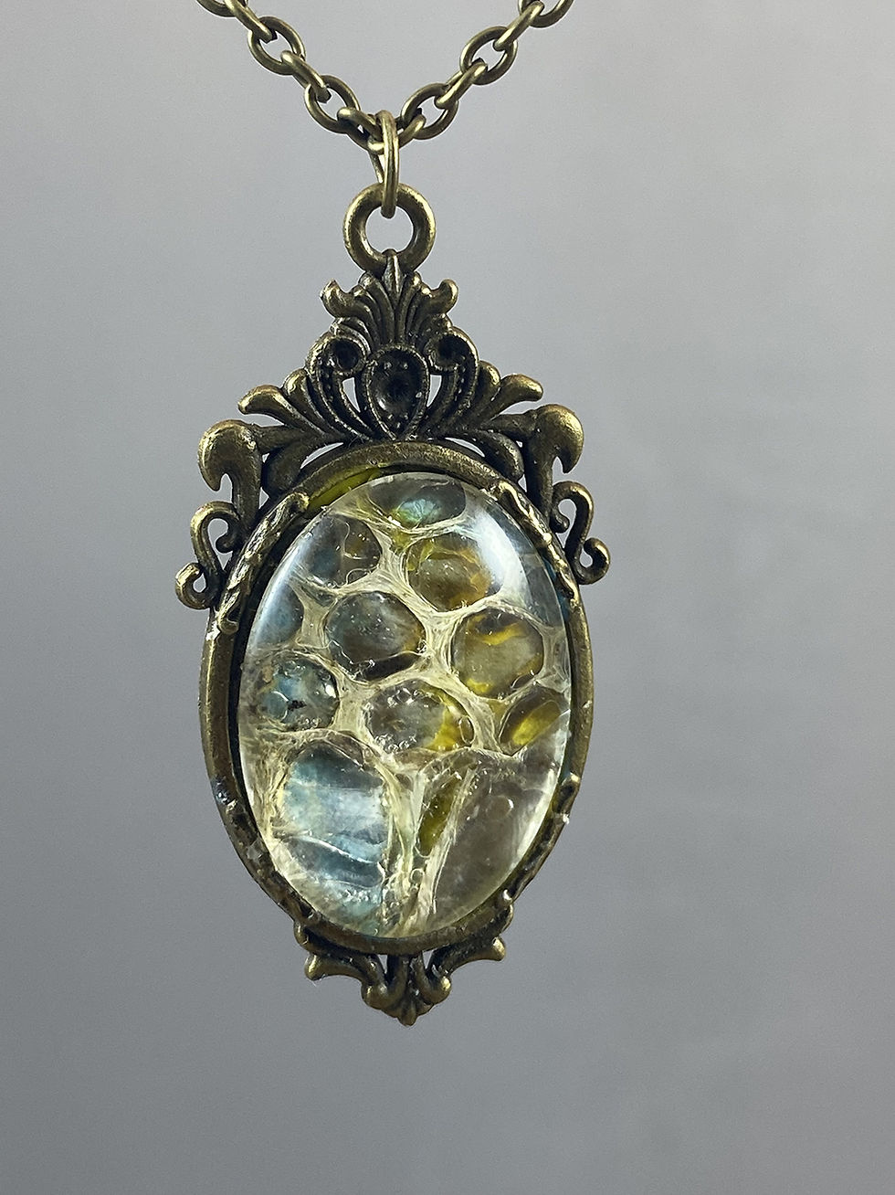 Pendentif ovale mue de serpent véritable, Eclats de Célarys, teintée jaune, bleu, Artisanat Français. vue 2