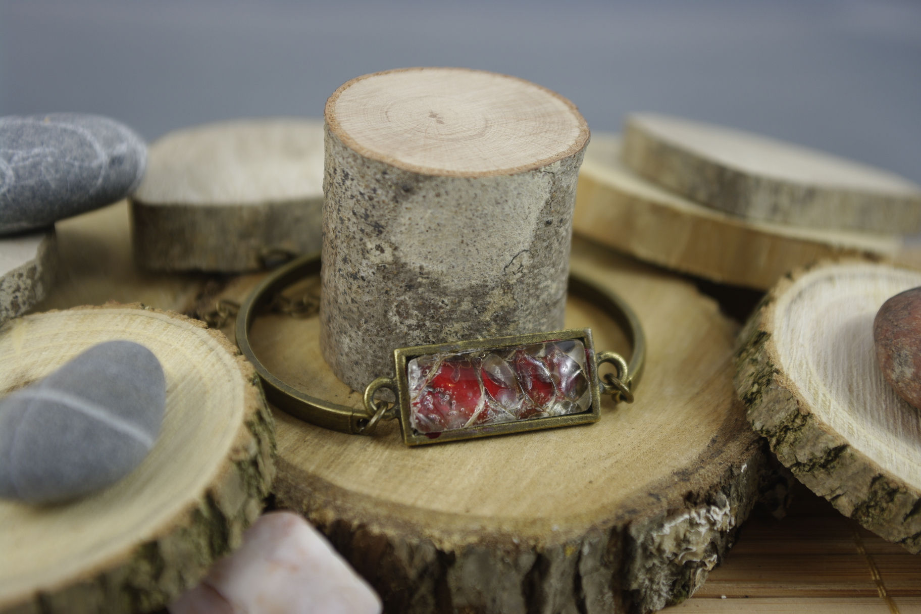 Bracelet rectangulaire mue de serpent véritable, Eclats de Célarys, teintée rouge, Artisanat Français.