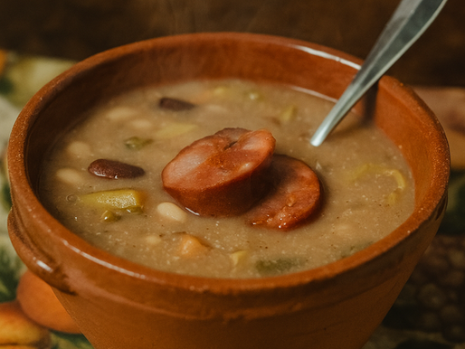 Tigela de sopa de feijão encarnado com couve portuguesa e rodelas de chouriço