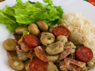Tacho de favas guisadas com presunto, chouriço e coentros frescos