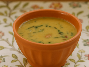 Tigela de sopa de feijão e espinafres cremosa, servida quente com fio de azeite