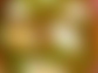 Prato de ervilhas com ovos escalfados e bacon em molho de tomate