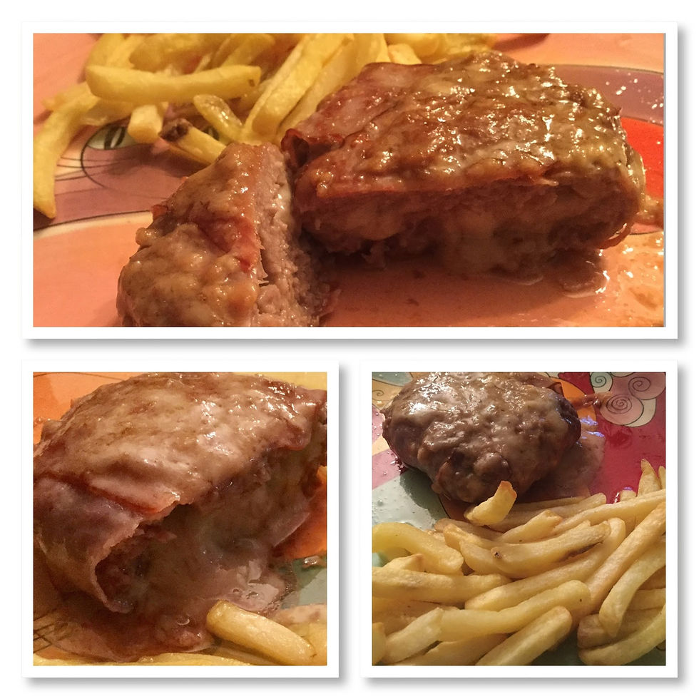 Hambúrguer caseiro recheado com queijo servido com batatas