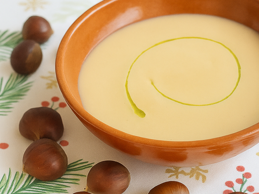 Sopa de castanhas cremosa servida numa tigela rústica