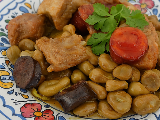 Prato de favas guisadas com entrecosto, enchidos e hortelã fresca, servido à portuguesa