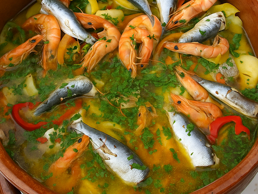 Tacho de caldeirada algarvia com peixe variado, batatas e legumes coloridos