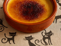 Taça de leite-creme queimado com crosta de açúcar caramelizado