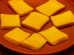 Fatias de Tomar conventuais mergulhadas em calda de açúcar