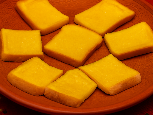 Fatias de Tomar conventuais mergulhadas em calda de açúcar