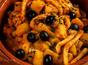 Prato de lulas à portuguesa com batatas fritas e molho vermelho aromático