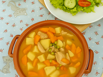 Ensopado de borrego com carne tenra, batatas e molho aromático