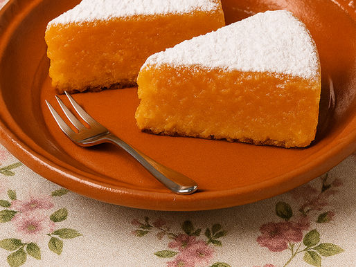 Fatia de Toucinho-do-Céu de Guimarães polvilhada com açúcar em pó sobre prato tradicional