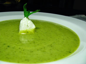 Creme de ervilhas com queijo creme e hortelã