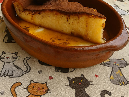 Travessa de sericaia dourada decorada com ameixas de Elvas caramelizadas