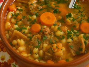 Prato de feijoada de língua de vaca com feijão branco, cenoura e molho espesso