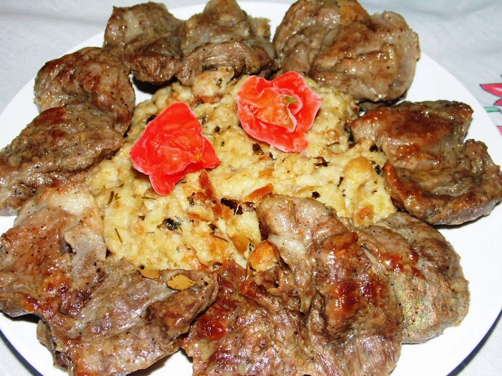 Prato com bochechas de porco grelhadas acompanhadas por migas verdes de coentros