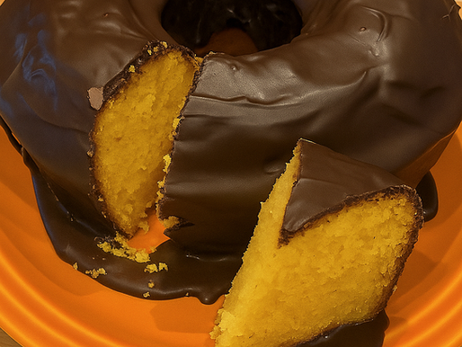 Fatia de bolo de cenoura fofo com cobertura de chocolate brilhante por cima