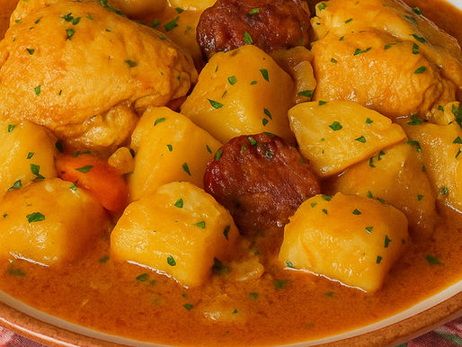 Prato de frango estufado com batata, cenoura e molho caseiro