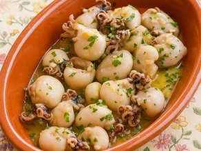 Prato de choquinhos estufados com alho e coentros frescos