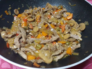 Carne de vaca com cogumelos e legumes