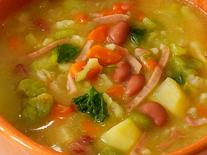 Sopa Beirã tradicional com couve, feijão, nabo e aipo servida em tigela de barro