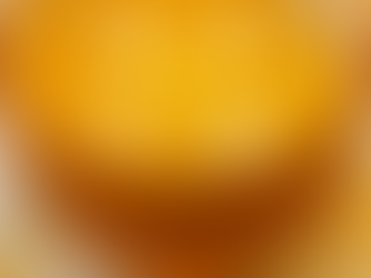 Copo ou tigela de creme de feijão branco com abóbora, decorado com ervas frescas