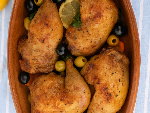 Galinha cerejada à moda de Loulé dourada e servida com rodelas de chouriço