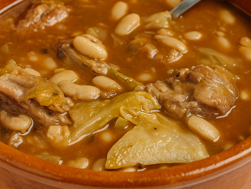 Tacho de feijoada de coelho com feijão branco, chouriço e cenouras