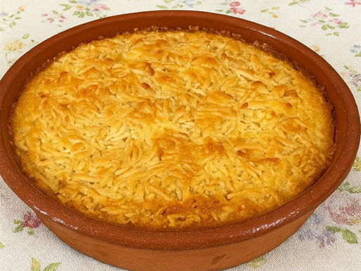 Tarte de amêndoa dourada com cobertura crocante numa travessa