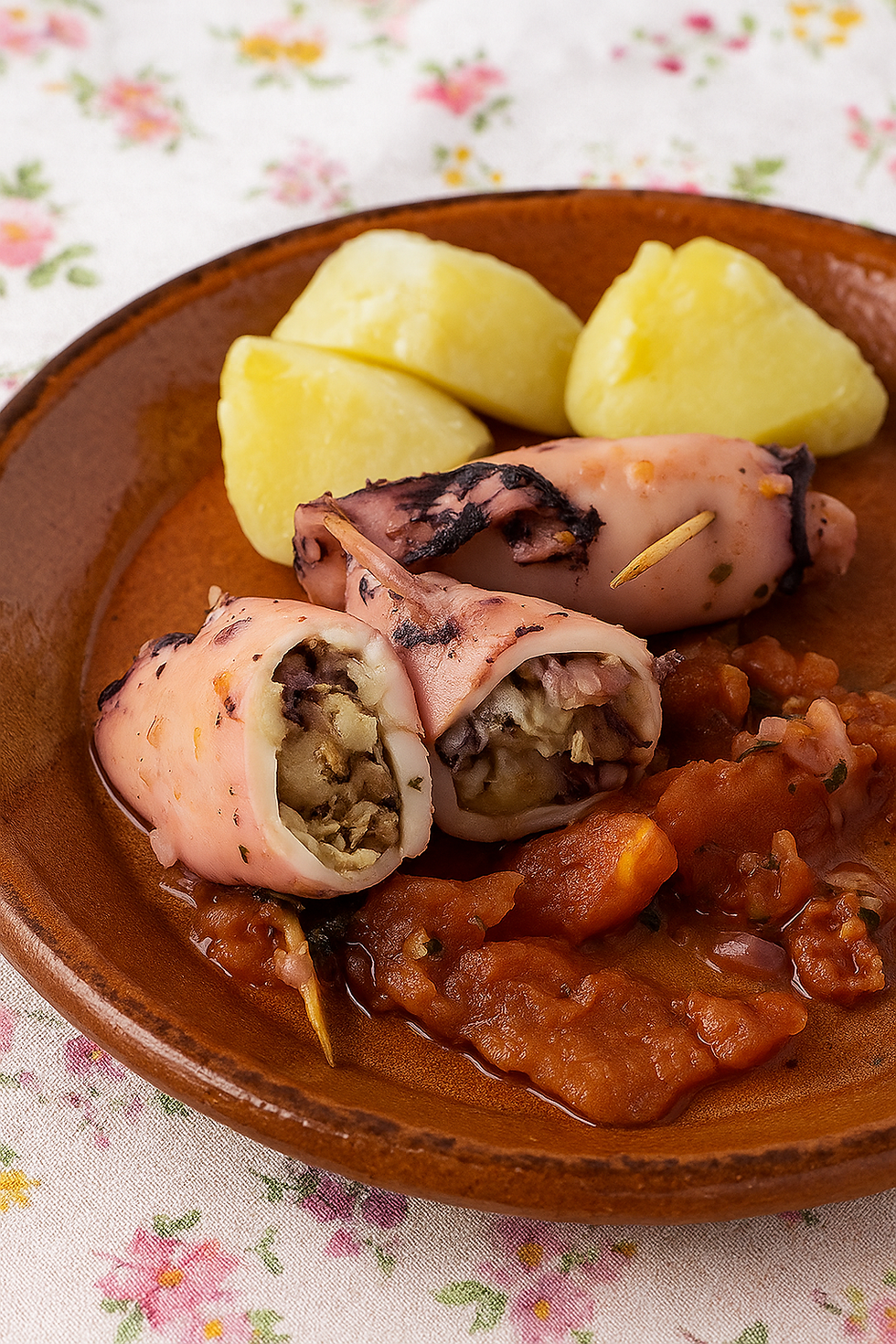 Lulas recheadas com carne e chouriço ao estilo português, servidas com molho e arroz branco