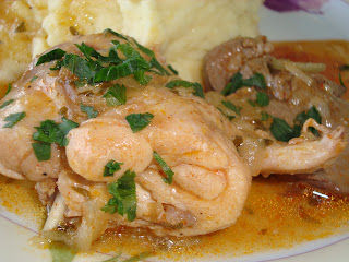 Coelho estufado com molho de cebola