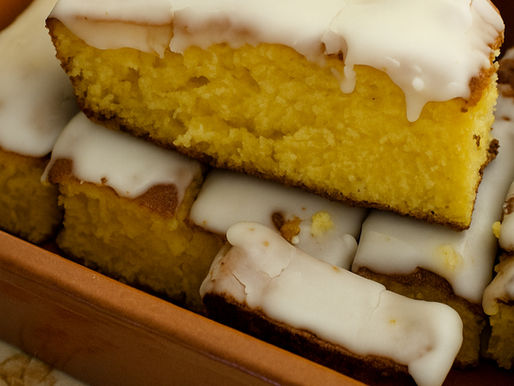 Cavacas de Resende douradas e cobertas com glacé de açúcar tradicional do Douro