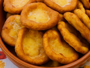 Travessa de filhoses de Proença-a-Nova douradas e polvilhadas com açúcar e canela