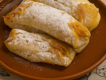 Pastéis de Tentúgal dourados com massa fina e recheio de doce de ovos cremoso