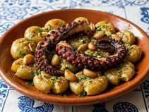 tentáculos de pota à lagareiro com batatas a murro e alho
