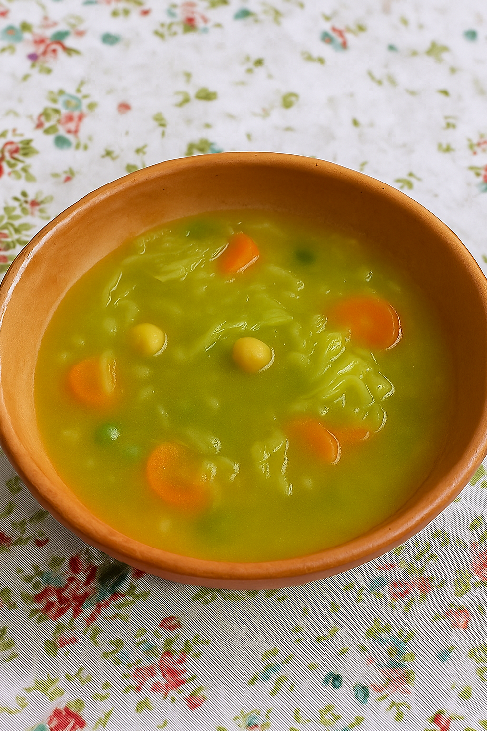 tigela de sopa da horta tradicional portuguesa com grão-de-bico e couve