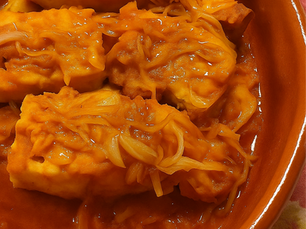 Travessa de bacalhau à cebolada com batatinhas assadas e pimentos coloridos