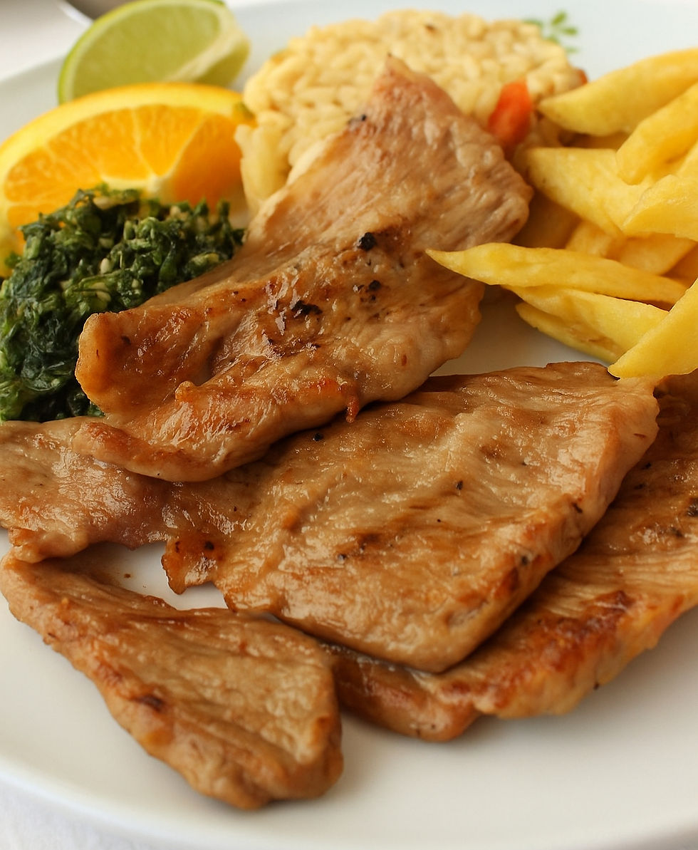 Prato de secretos de porco grelhados com batata cozida e arroz branco