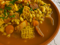 Prato de tripas à moda do Porto com feijão branco, carnes e chouriço, acompanhado de arroz